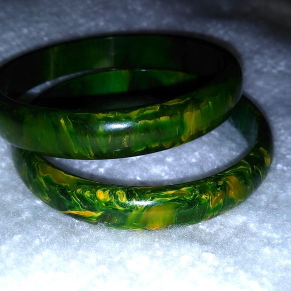 bakelite Jewelry - Bakelite Emerald and Gold Vintage Bangles